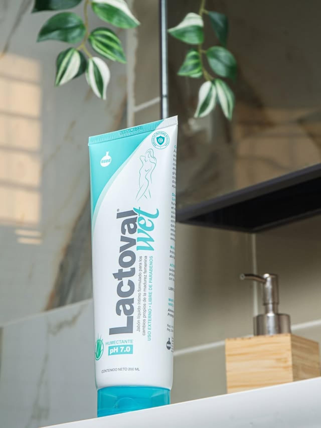 Lactoval Wet daily care usage shot suggests easy routine.