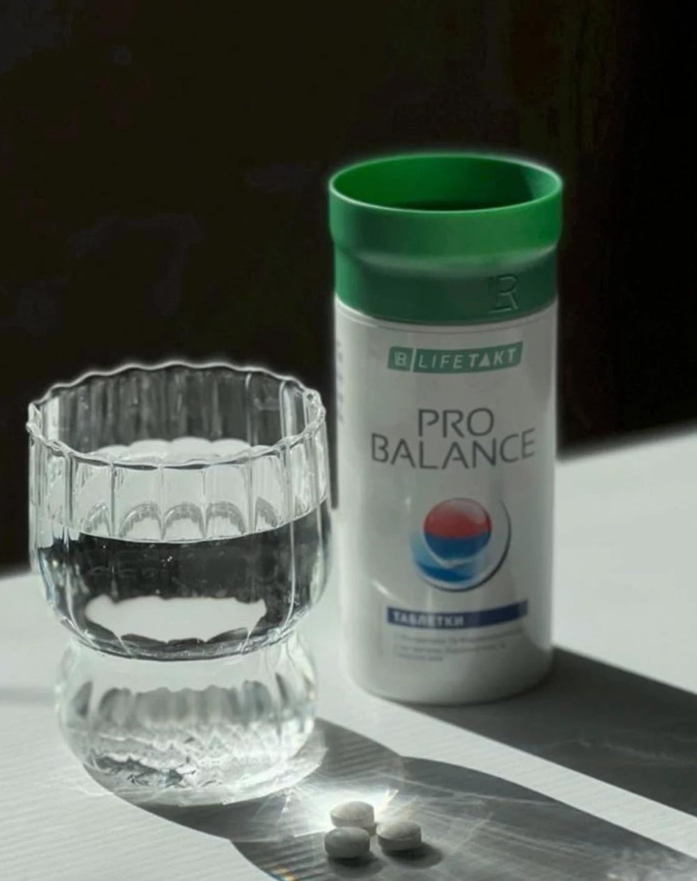 Lifetakt Pro Balance tablets being poured into a glass suggests easy daily use