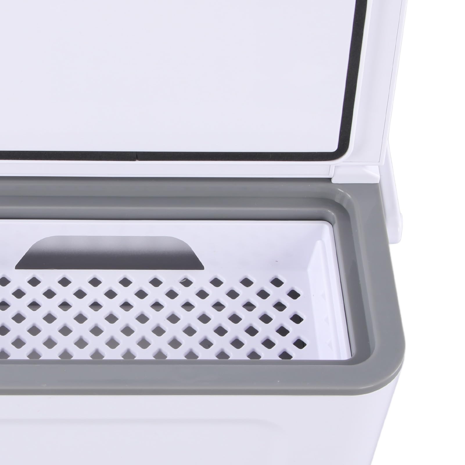 Luqeeg insulin insulation box with battery backup for extended use away from outlets.