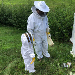 Luwint cotton beekeeping suit is breathable for comfortable outdoor wear.