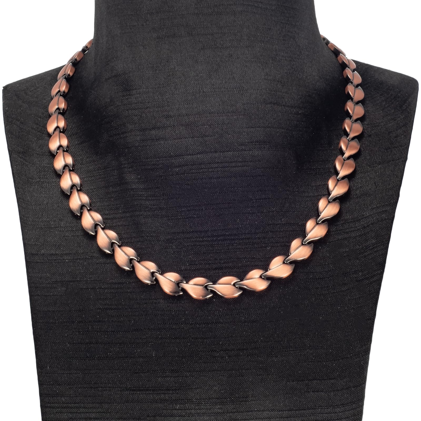 MagSølv hypoallergenic copper necklace close-up emphasizes nickel-free and skin-friendly materials