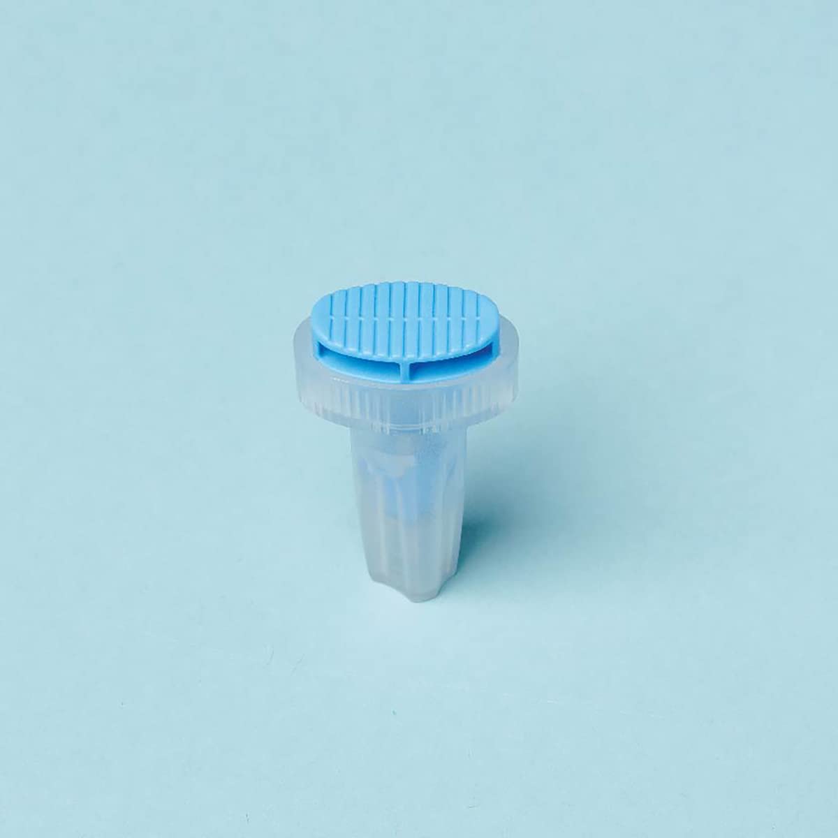 Medline auto-retract safety feature protects against accidental needlesticks.
