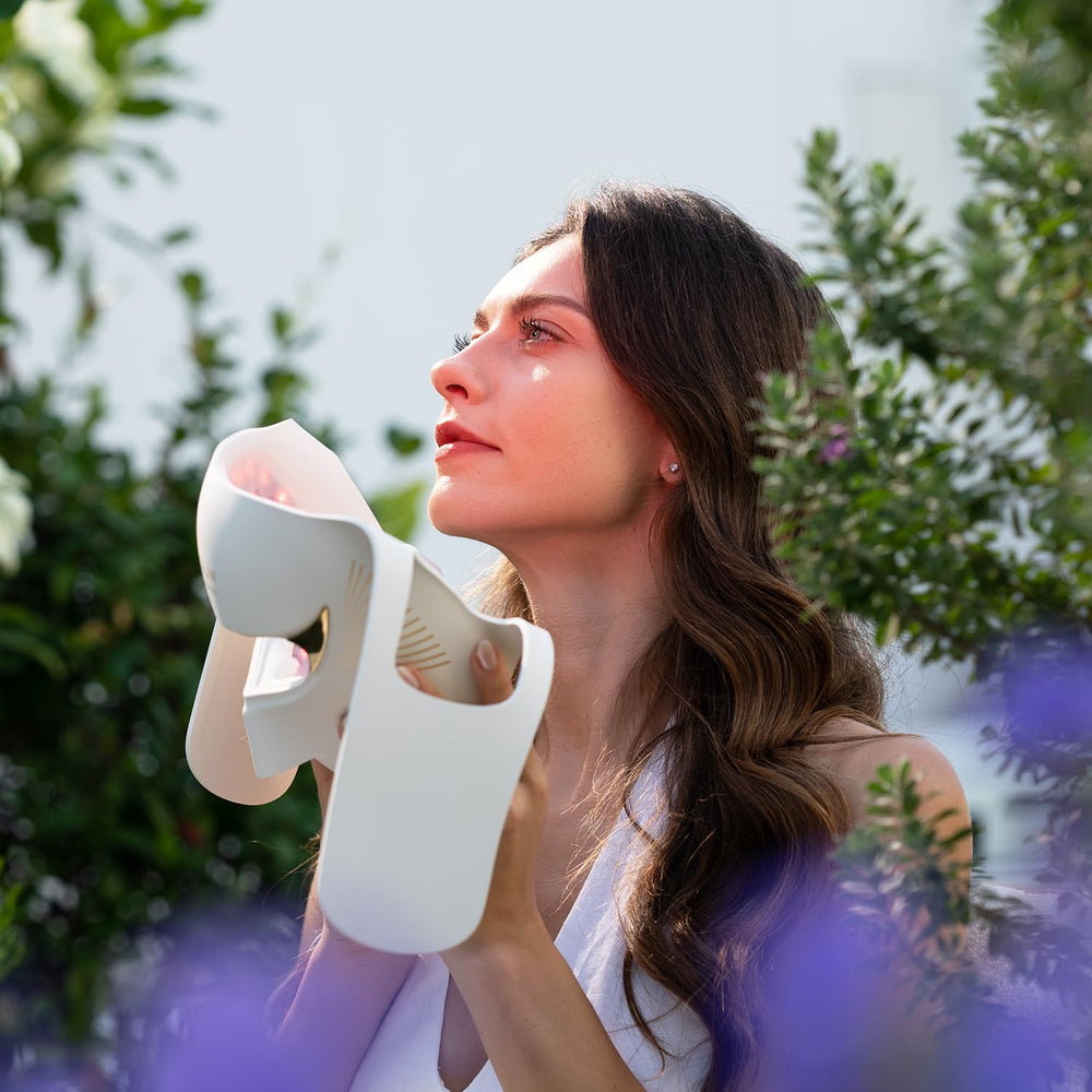 Megelin Duo-Lux use-relaxation-session illustrates a calm, at-home skincare routine.