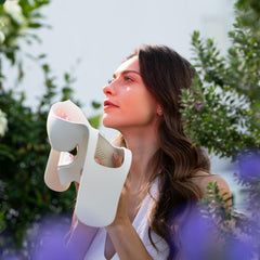Megelin Duo-Lux use-relaxation-session illustrates a calm, at-home skincare routine.