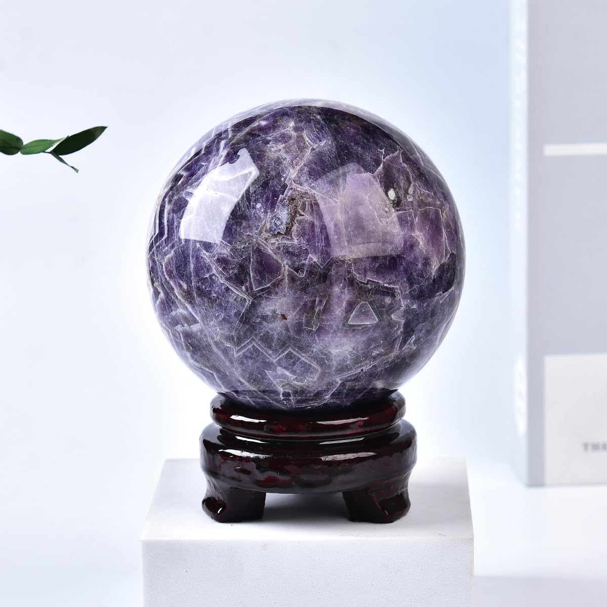 MOGEMT Gift-ready amethyst ball, perfect for housewarmings and special occasions.