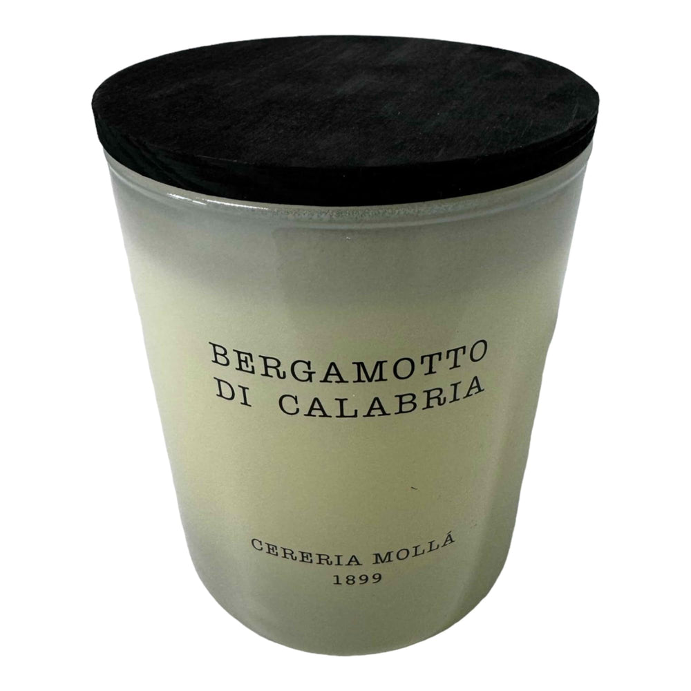 Molla 1899 Bergamotto Di Calabria candle close-up shows floral notes for a calming ambience.