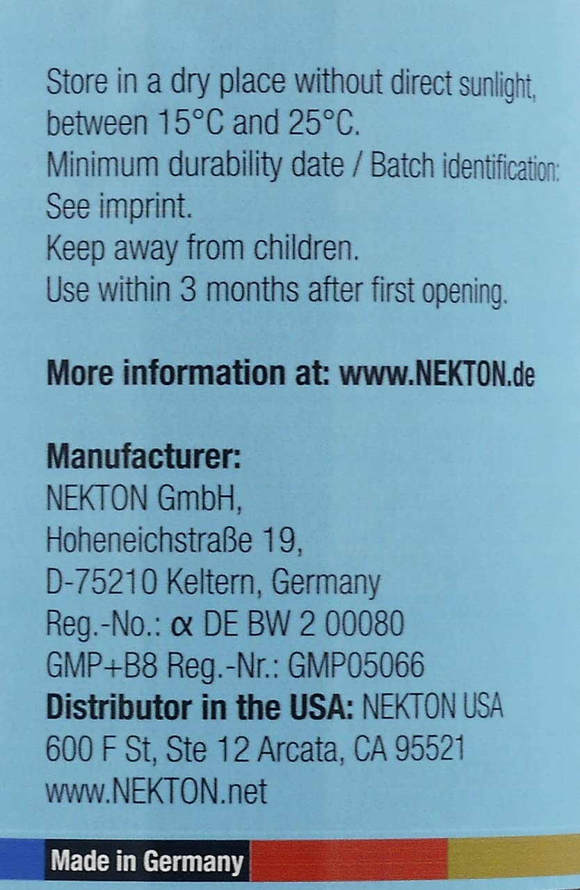 Nekton Calcium Plus scoop dispensing into water for easy supplementation
