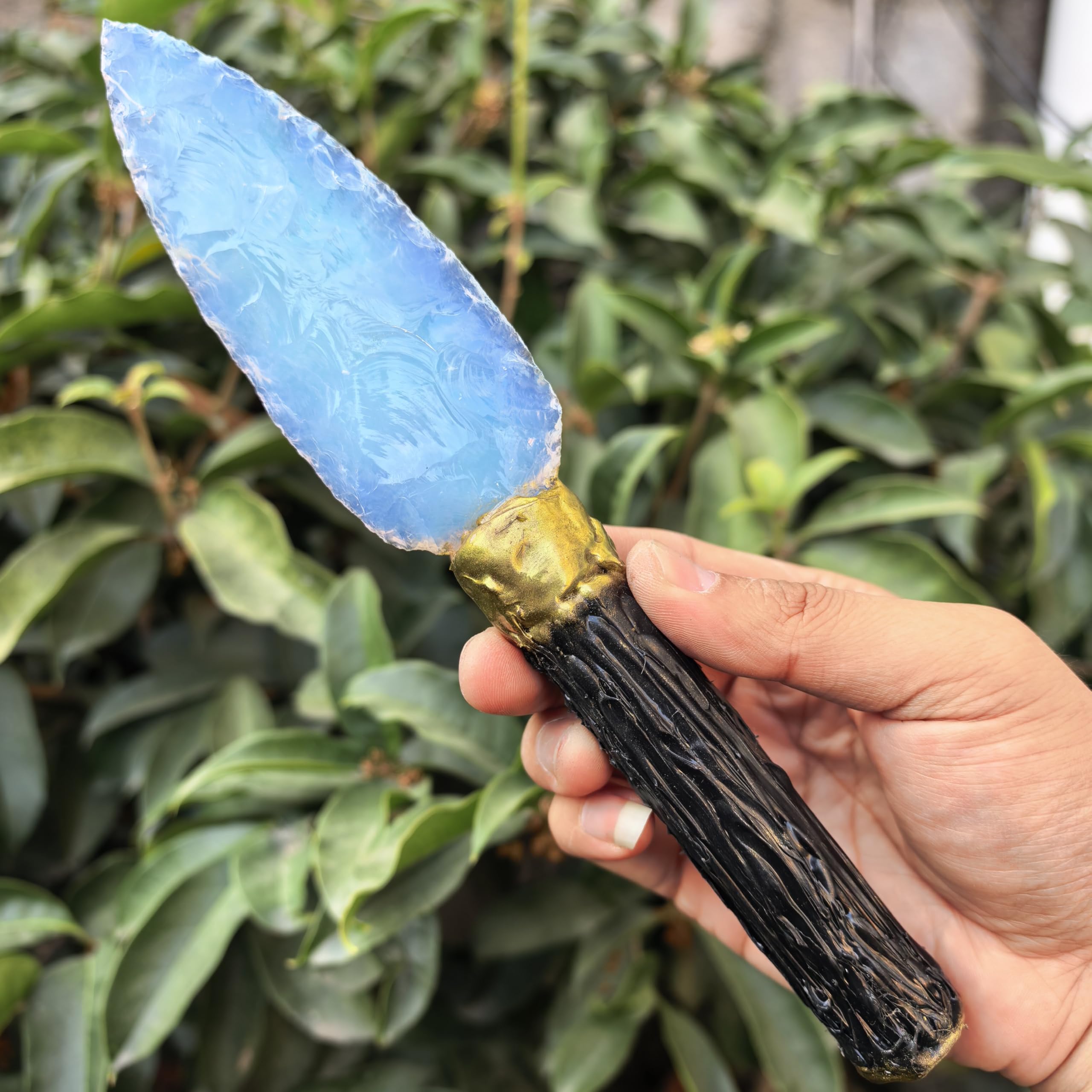 NsmjodStone arrowhead-hatchet display emphasizes decorative balance for shelves.