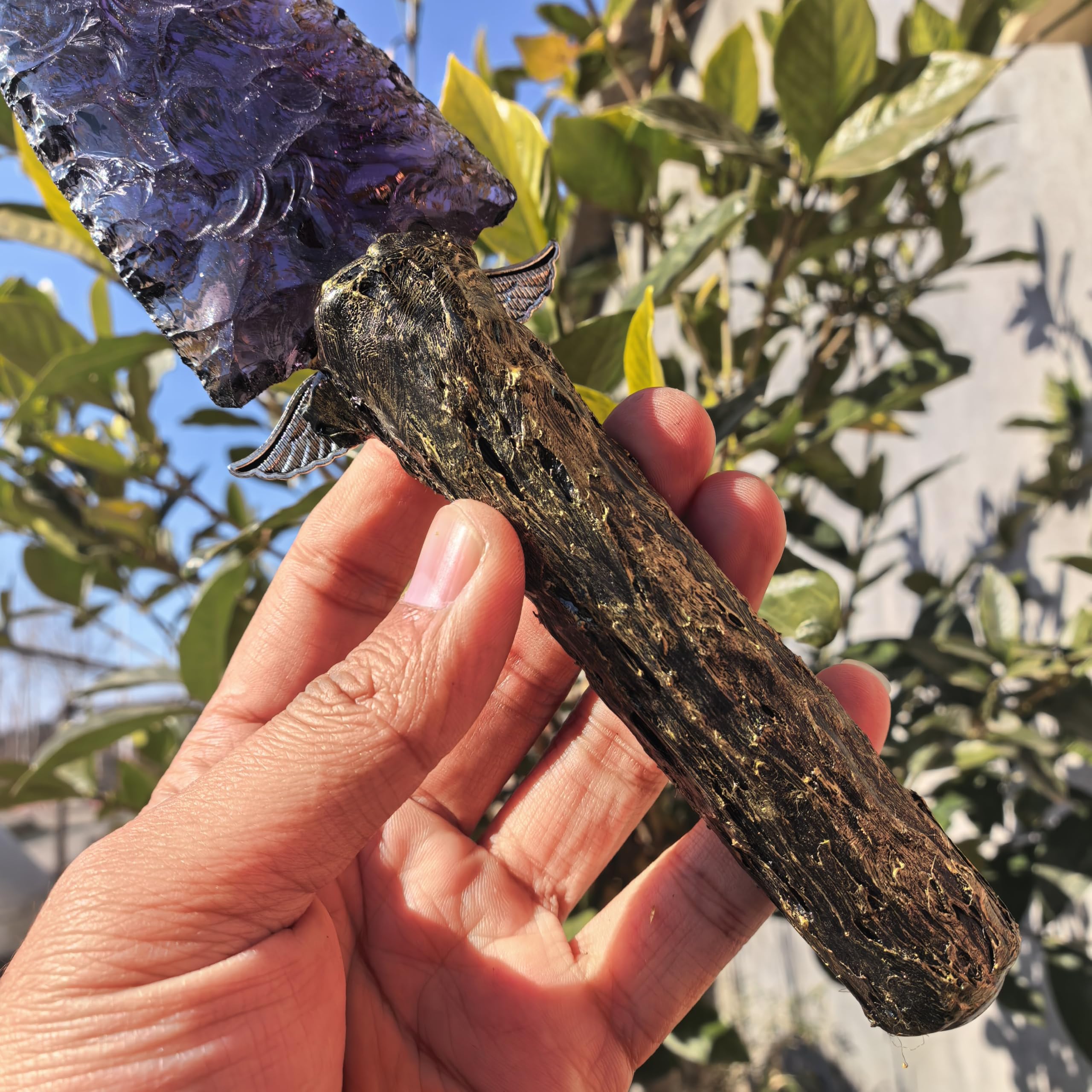 NsmjodStone Arrowhead Knife Resin Handle Detail showcasing craftsmanship and tactile appeal.