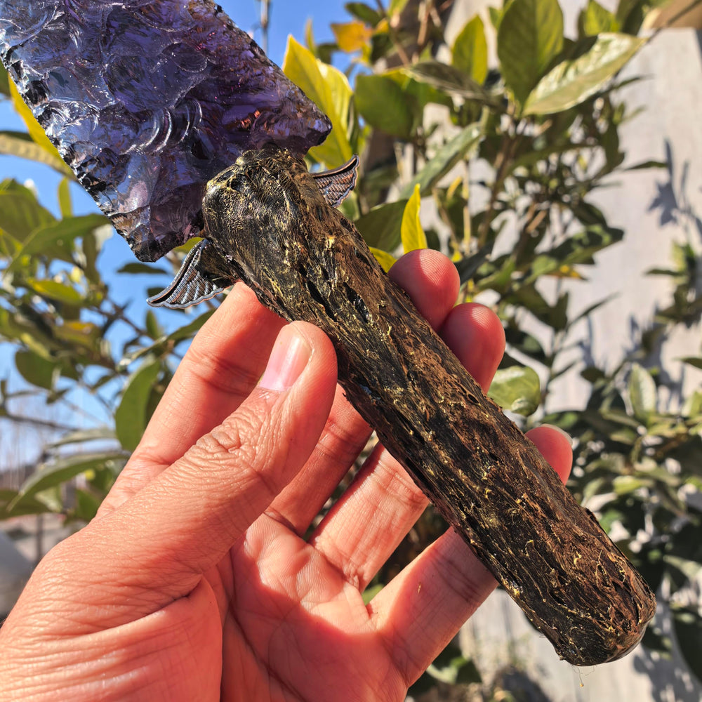 NsmjodStone Arrowhead Knife Resin Handle Detail showcasing craftsmanship and tactile appeal.