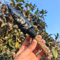 NsmjodStone obsidian arrowhead knife highlighting focus and decorative display for collectors