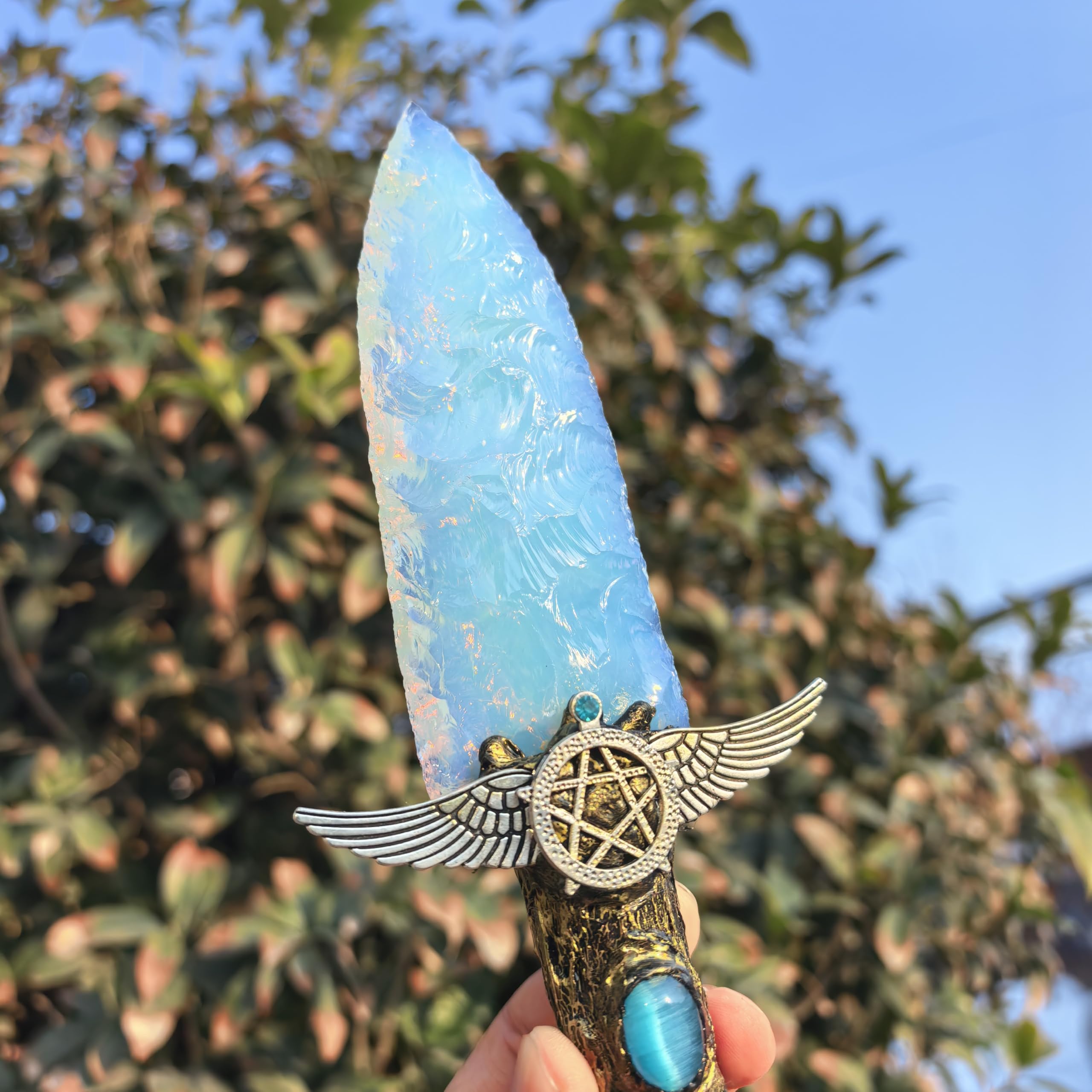 NsmjodStone resin-handle knife showcases natural gemstone craftsmanship for collectors.