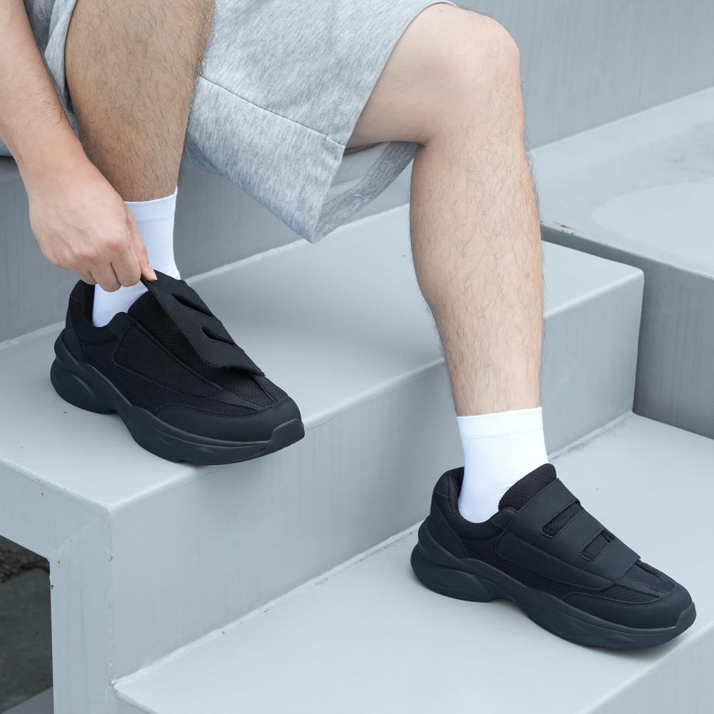 Ortho+rest adjustable-strap design enables a precise fit around the instep for swelling-friendly comfort.