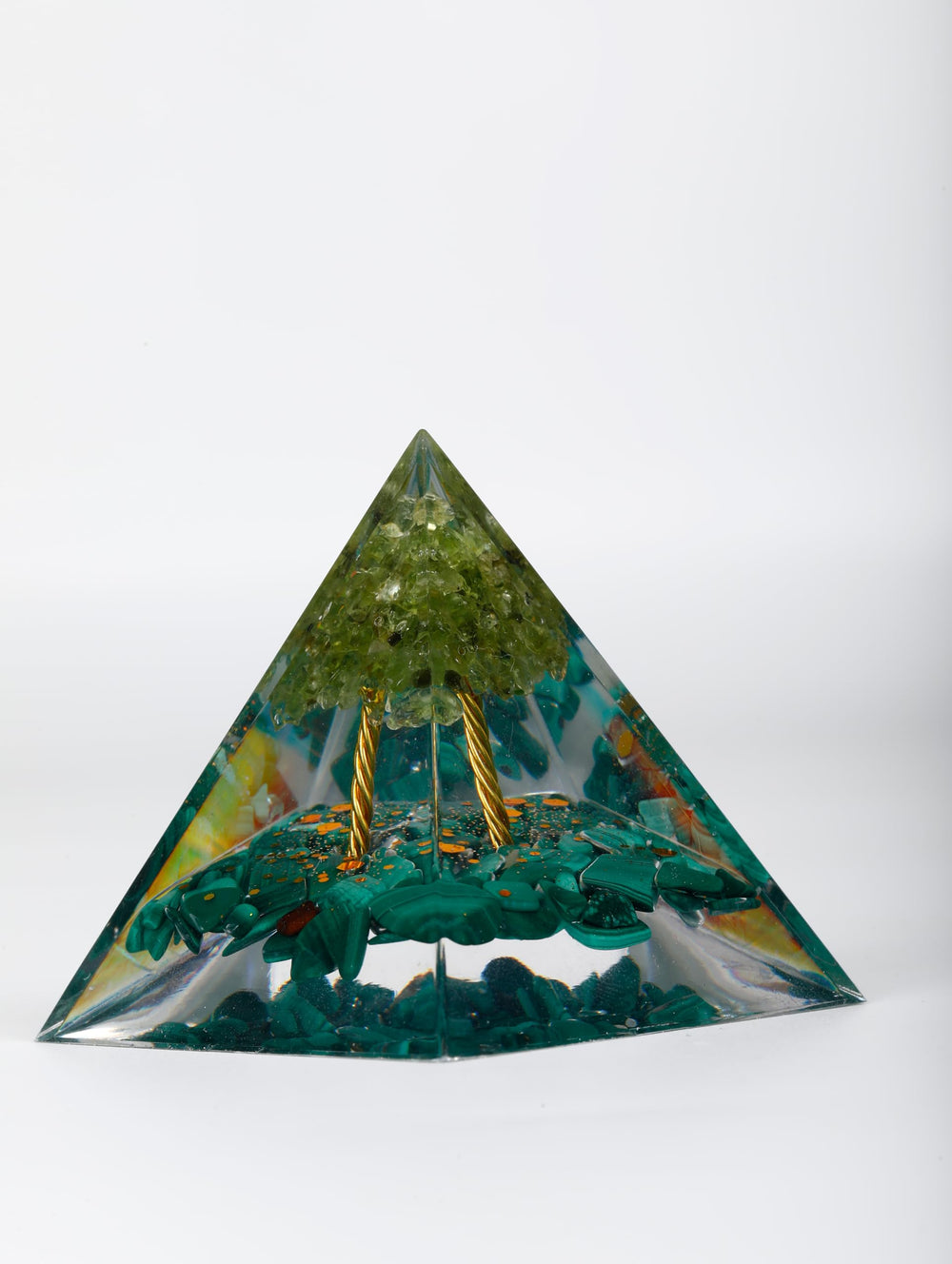 Pankósmios orgonite pyramid with obsidian helps absorb negativity and soothe nerves