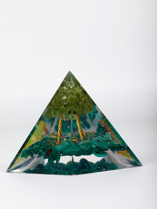 Pankósmios orgonite pyramid with obsidian helps absorb negativity and soothe nerves