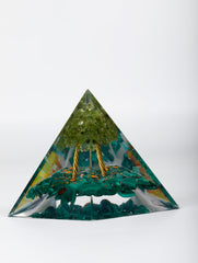 Pankósmios orgonite pyramid with obsidian helps absorb negativity and soothe nerves