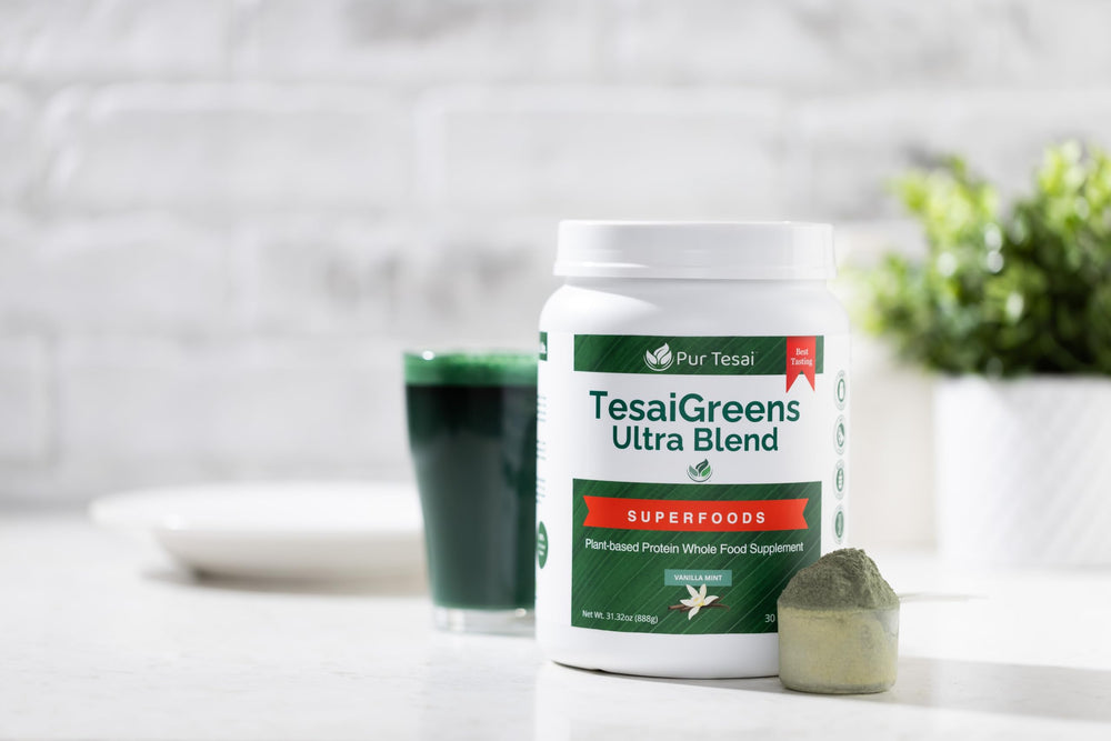 Pur Tesai TesaiGreens Ultra Blend beside a smoothie signaling energy and hydration