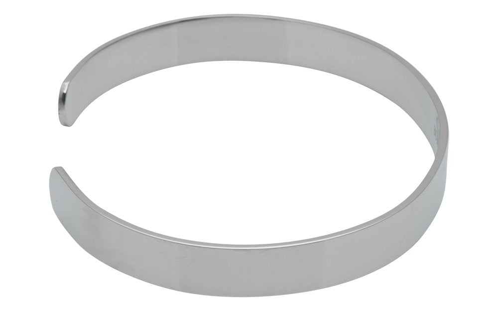 QRAY Lite Steel Golf Bracelet metal finish, emphasizing modern style with lightweight design.