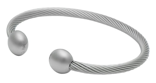 QRAY Silver Deluxe bracelet close-up shows premium steel finish for daily wear.