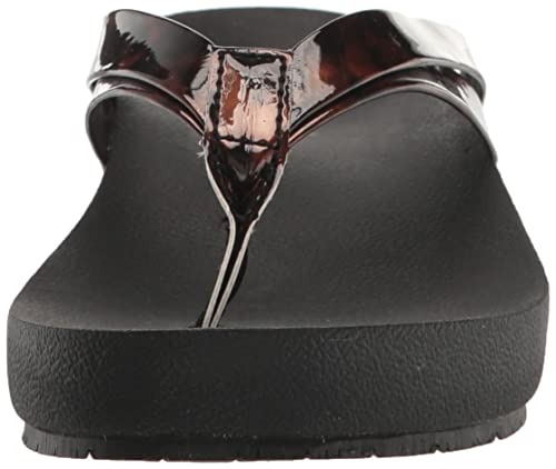 REVITALIGN Sandy Seas contoured footbed technology supports proper foot alignment during beach strolls.