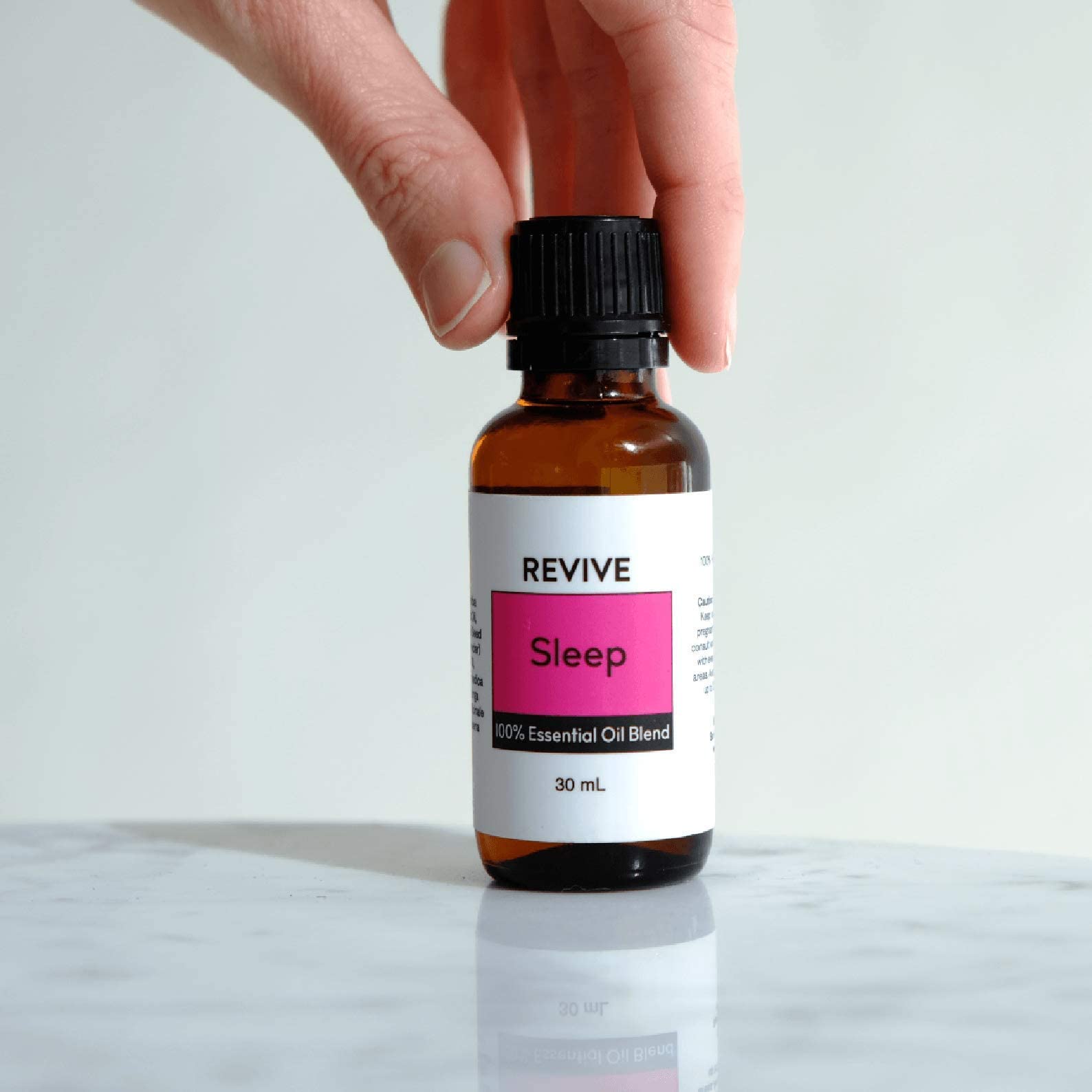 REVIVEEO Sleep label view highlighting 100% plant-based essential oil.