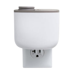 The Ritz-Carlton mini diffuser refill in diffuser demonstrates seamless plug-in setup and steady scent.