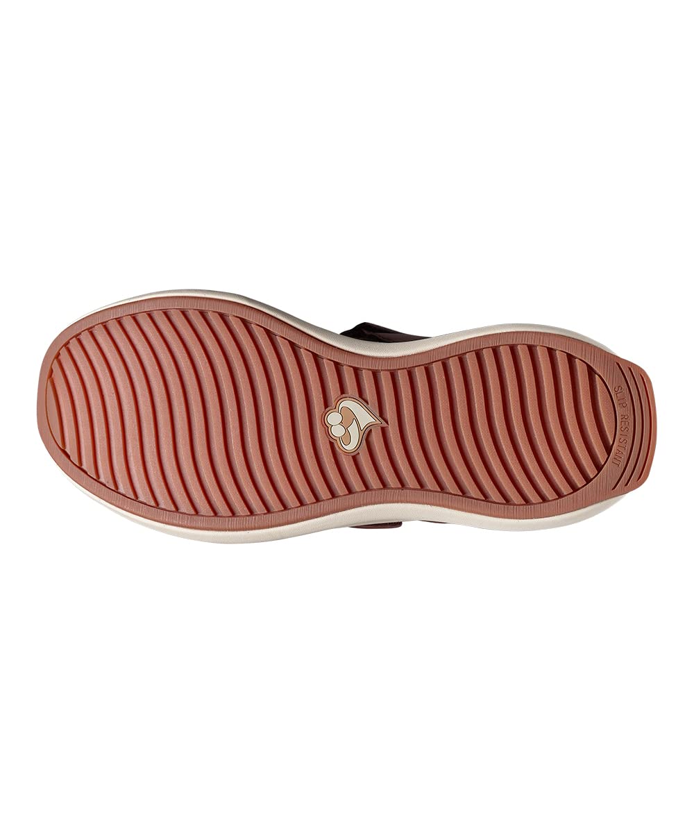 Orthotics-friendly design supports a tailored fit with removable components.