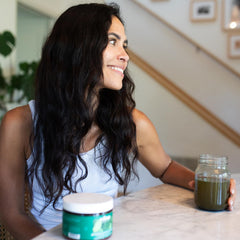 Solluna Greens Superfood Powder label highlighting vegan and non-GMO