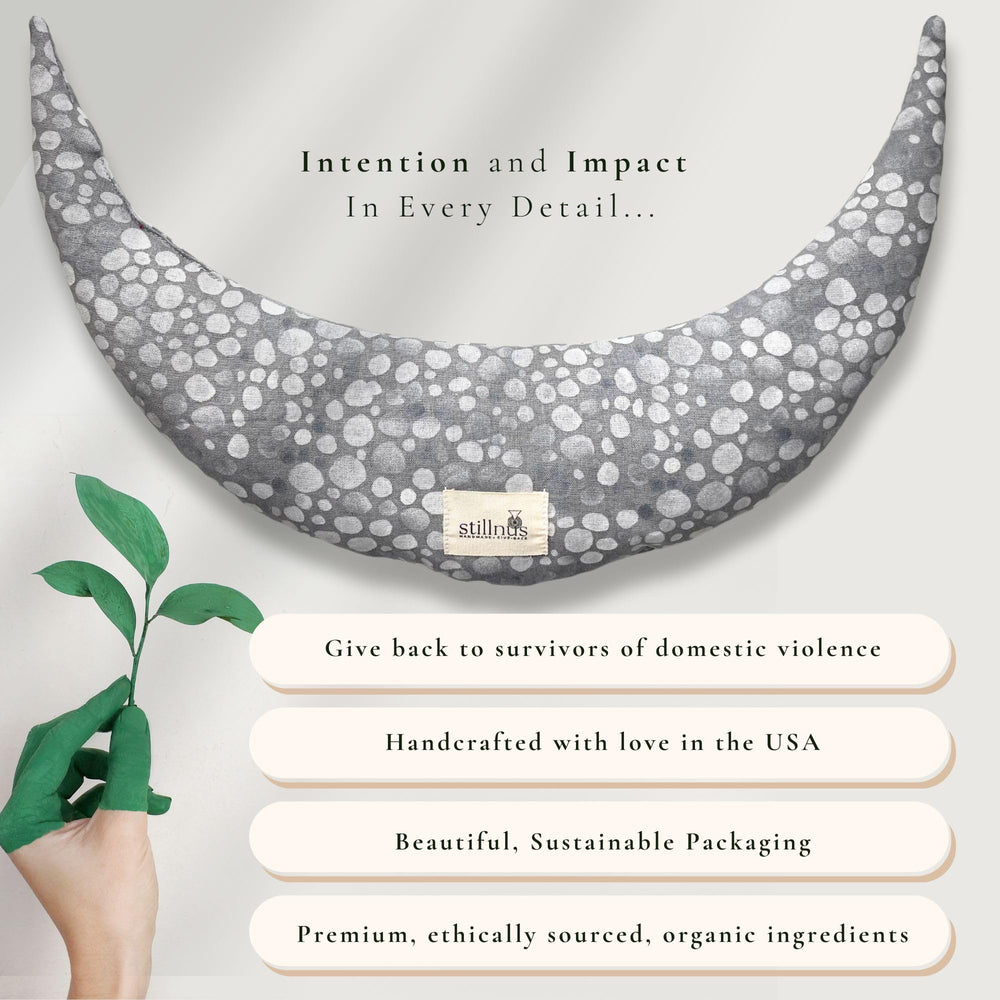 Stillnus Crescent Moon Pillow close-up highlights microwave-ready core for warm relief.