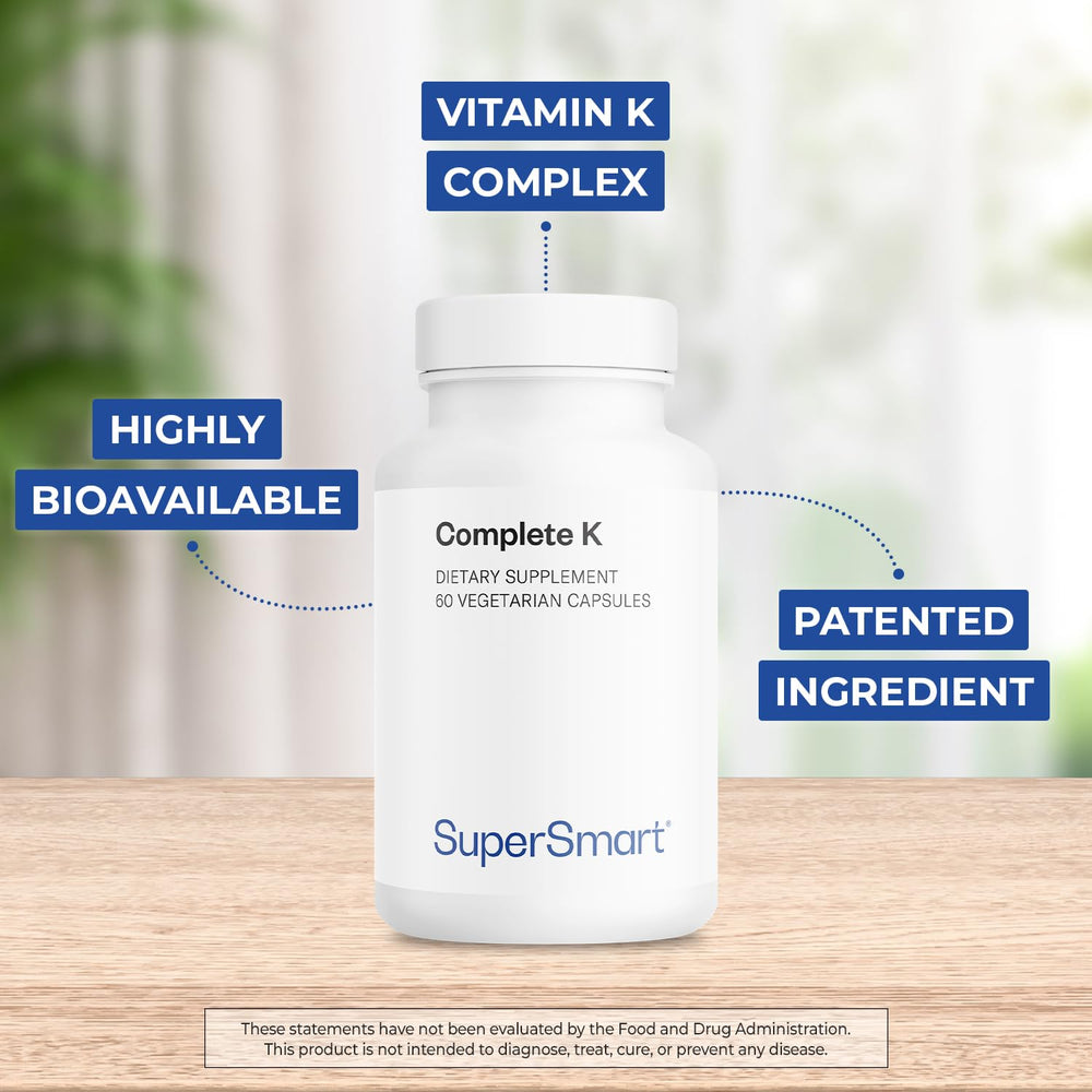 Pouring Supersmart Complete K capsules illustrates easy daily dosing.