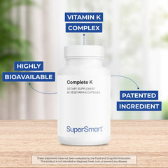 Pouring Supersmart Complete K capsules illustrates easy daily dosing.