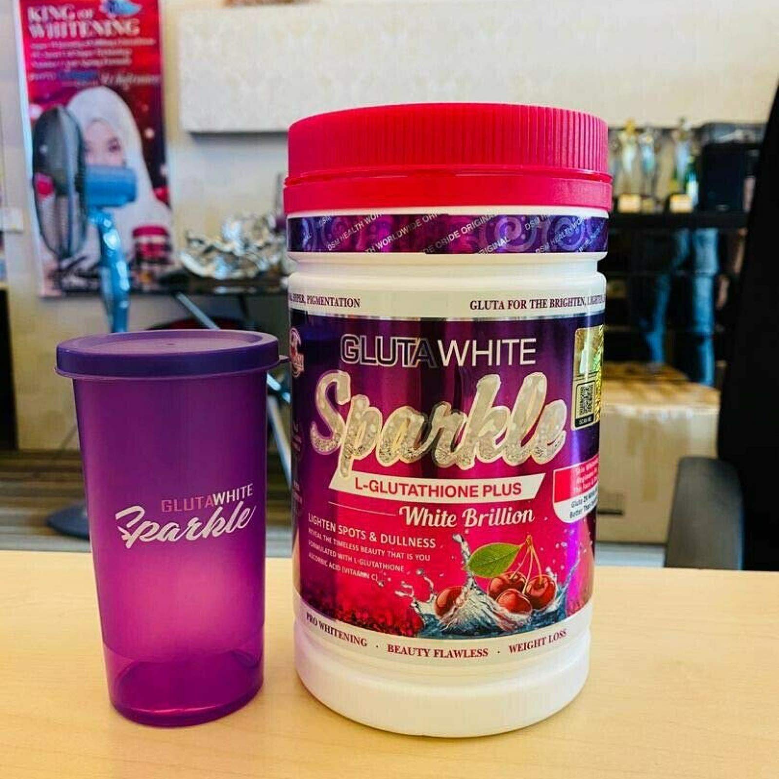 Supream Gluta White Sparkle powder-dispense demonstrates convenient dosing for a brighter complexion.