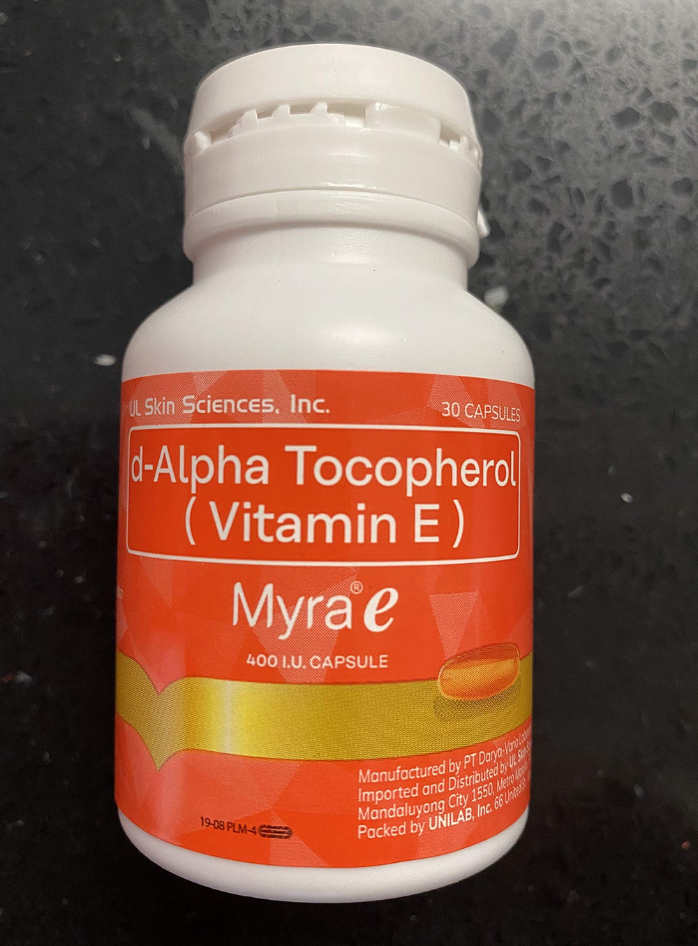 SUPTMAX Myra E 400IU capsules close-up highlighting easy-to-take vitamin E benefits