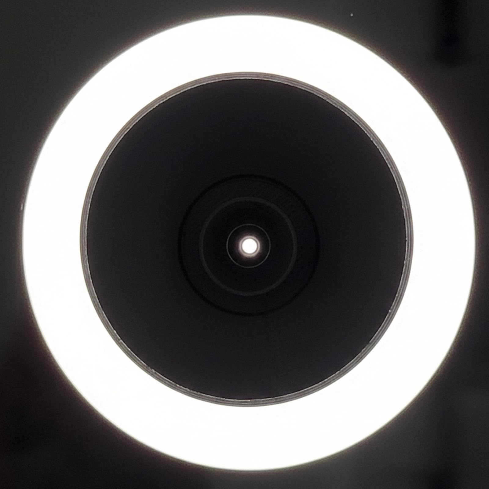 Twizz light-guided base enhances visibility during lens insertion.