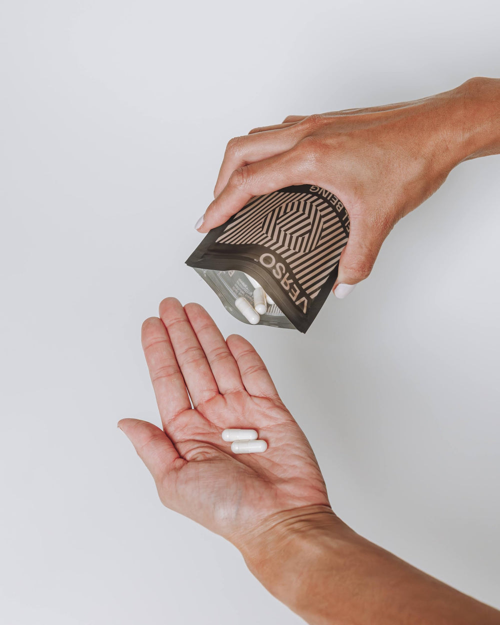 Verso Cell Being daily use scene illustrates the two-capsule daily dose in context.