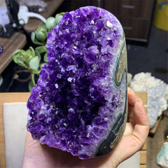 WAFUNNE purple crystal cluster adds calming ambiance.