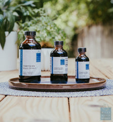 Dropper serving of hawthorn extract illustrates convenient daily use.