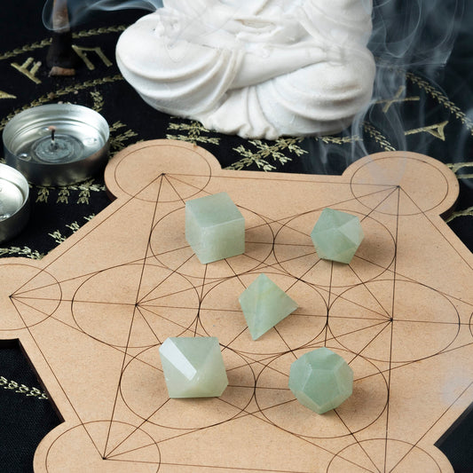 ZAICUS Green Jade tetrahedron stone for energy flow during meditation and Reiki.